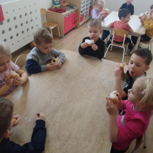 Dzieci podczas zajęć kulinarnych.