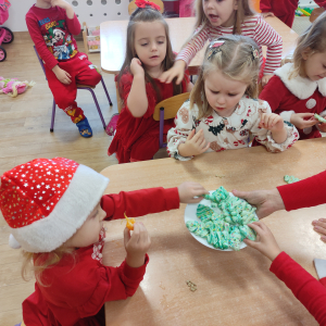 Dzieci zajadające przysmaki przygotowane przez rodziców