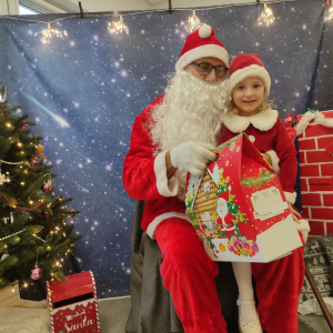 Dziewczynka odbierająca prezent od Mikołaja