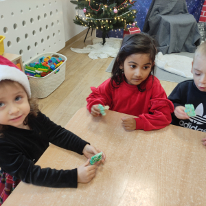 Dzieci zajadające przysmaki przygotowane przez rodziców