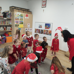 Dzieci podczas śpiewania piosenki o Mikołaju