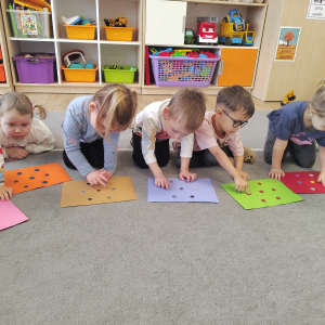 Dzieci kreślące polisensoryczny wzór