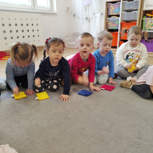 Dzieci uderzające rytmicznie w woreczek