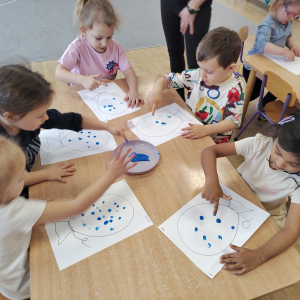 Dzieci malujące farbą kropki w rytm wiersza