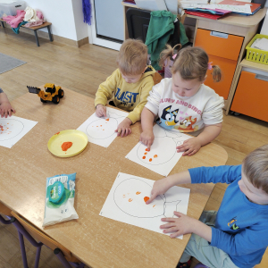 Dzieci malujące farbą kropki w rytm wiersza