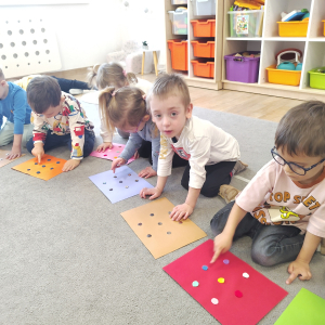 Dzieci kreślące polisensoryczny wzór