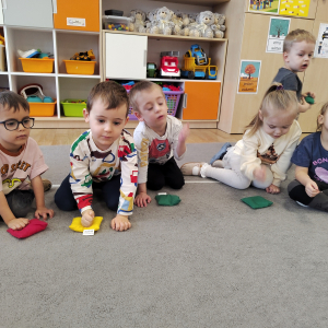 Dzieci uderzające rytmicznie w woreczek