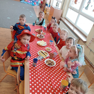 dzieci podczas poczęstunku