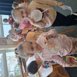 Dzieci poznają angielskie śniadanie