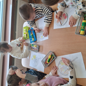 Dzieci poznają angielskie śniadanie