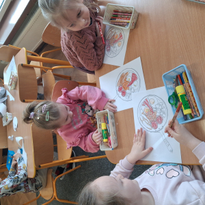 Dzieci poznają angielskie śniadanie