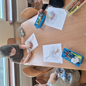 Dzieci poznają angielskie śniadanie