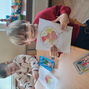 Dzieci poznają angielskie śniadanie