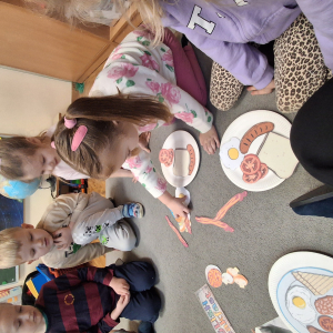 Dzieci komponują swoje angielskie śniadanie