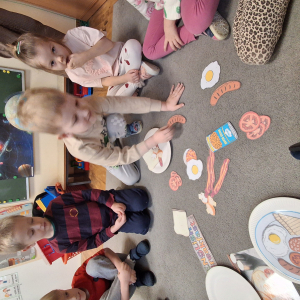 Dzieci komponują swoje angielskie śniadanie