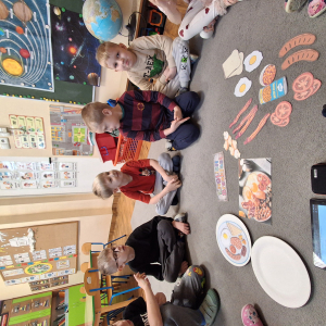 Dzieci komponują swoje angielskie śniadanie