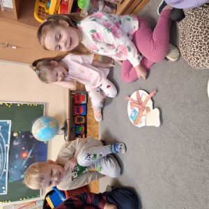 Dzieci komponują swoje angielskie śniadanie