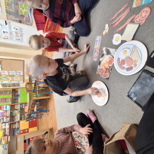 Dzieci komponują swoje angielskie śniadanie