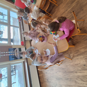 praca plastyczna  wykonywana przez dziecko o angielskim śniadaniu