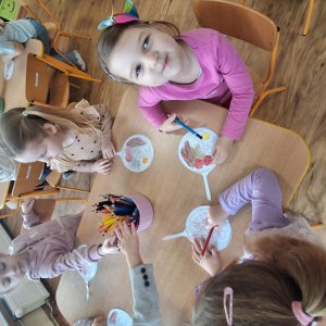 praca plastyczna  wykonywana przez dziecko o angielskim śniadaniu