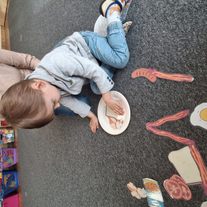 praca plastyczna  wykonywana przez dziecko o angielskim śniadaniu