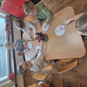 praca plastyczna  wykonywana przez dziecko o angielskim śniadaniu