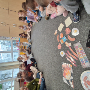  dzieci poznają angielskie śniadanie