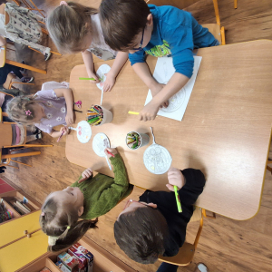 dzieci koloruja angielskie śniadanie