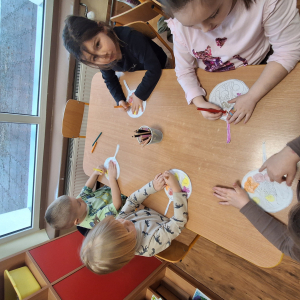 dzieci koloruja angielskie śniadanie