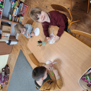 dzieci koloruja angielskie śniadanie