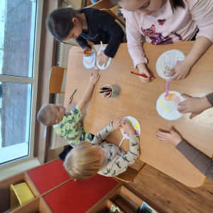 dzieci koloruja angielskie śniadanie