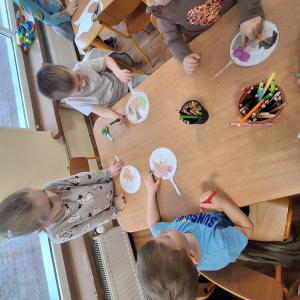 dzieci koloruja angielskie śniadanie