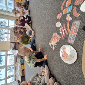  dzieci poznają angielskie śniadanie