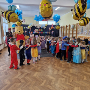 Zabawa w "pociąg" z Kubusiem Puchatkiem