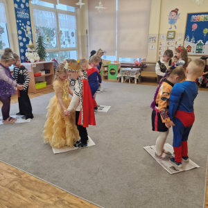 Dzieci w czasie tańca na gazecie