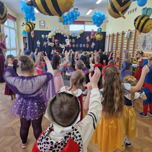 Dzieci w czasie pląsów przy muzyce