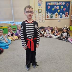 Chłopiec w roli pirata