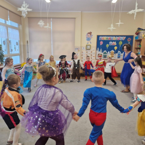 Dzieci bawią się  przy rytmach  dziecięcych piosenek         