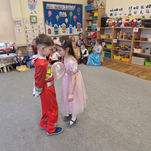 Dzieci w czasie tańca z balonem