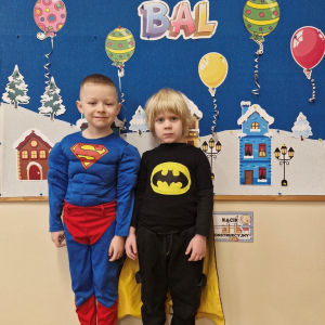 Chłopcy w przebraniach karnawałowych