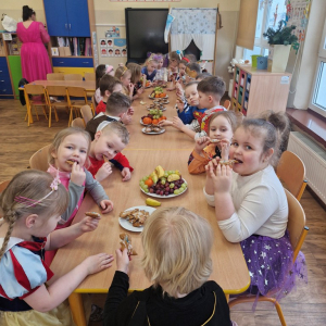 Dzieci w czasie poczęstunku