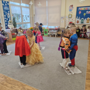 Dzieci w czasie tańca na gazecie