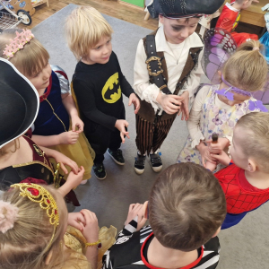 Dzieci przekazują sobie "zapałkę" w czasie zabawy przy muzyce "Nie baw się zapałkami"