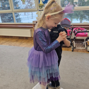 Dzieci w czasie tańca na gazecie