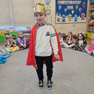 Chłopiec przebrany za  króla