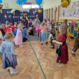 Dzieci z grup "Skrzaty" i "Żabki" w czasie rzucania pomponami - perłami