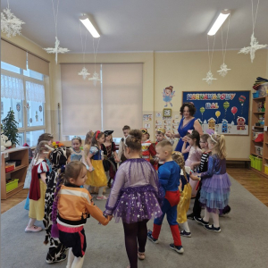 Dzieci bawią się  przy rytmach  dziecięcych piosenek         