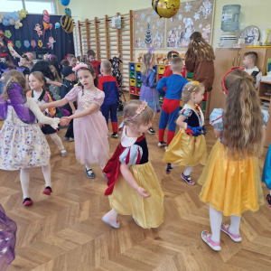 Dzieci w czasie zabawy karnawałowej