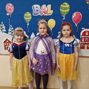 Dziewczynki w przebraniach karnawałowych