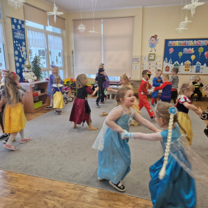 Dzieci tańczą w parach przy piosenkach dziecięcych